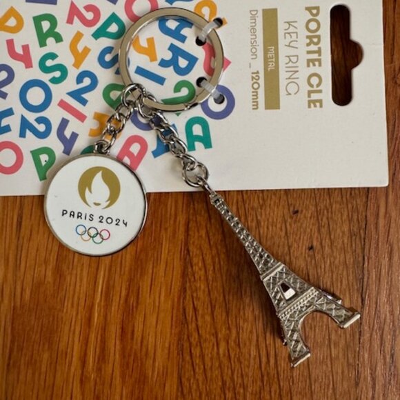 NWT OFFICIAL KEYCHAIN EIFFEL TOWER & LOGO PARIS 2024 OLYMPIC GAMES COLLECTOR - Picture 1 of 12